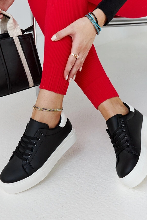 Zapatillas blancas y negras con suela...