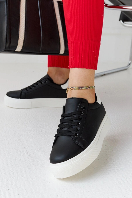 Zapatillas blancas y negras con suela...