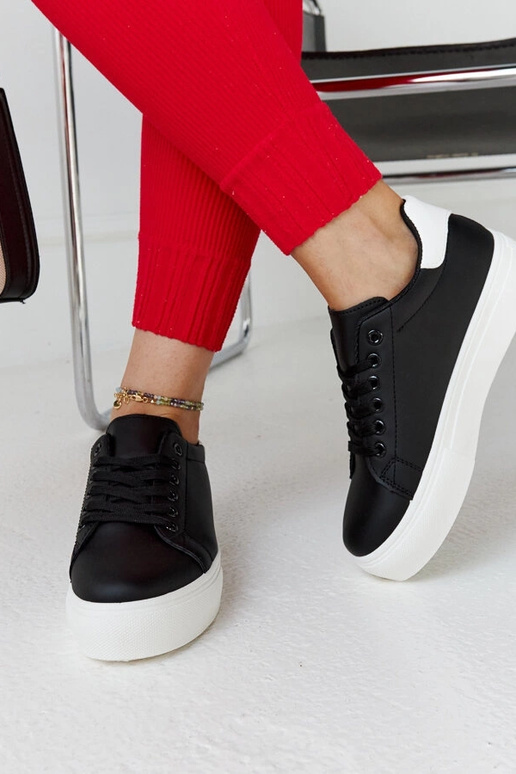 Zapatillas blancas y negras con suela...