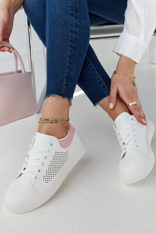 Zapatillas blancas y rosas caladas...