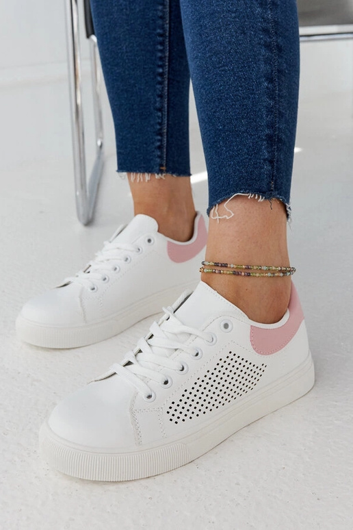 Zapatillas blancas y rosas caladas...