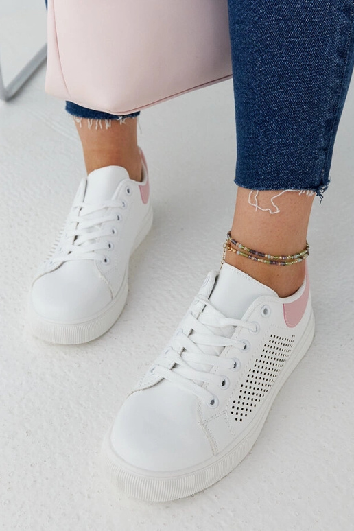 Zapatillas blancas y rosas caladas...