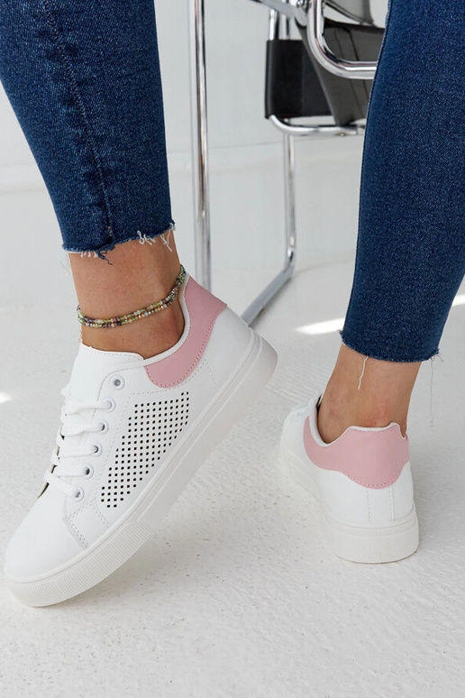 Zapatillas blancas y rosas caladas...