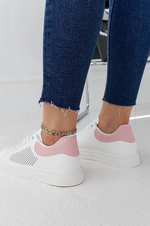 Zapatillas blancas y rosas caladas...