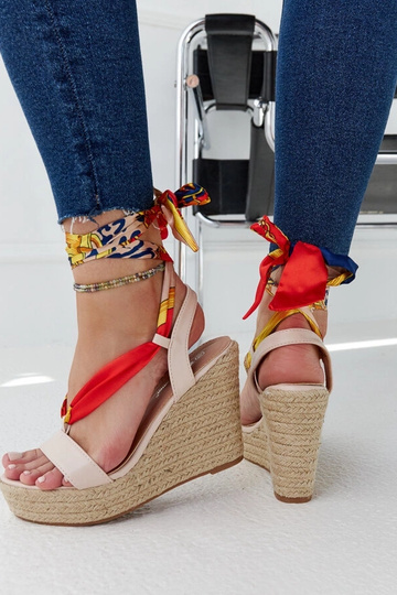 Sandalias de cuña con cordones en color beige de Aziza 2