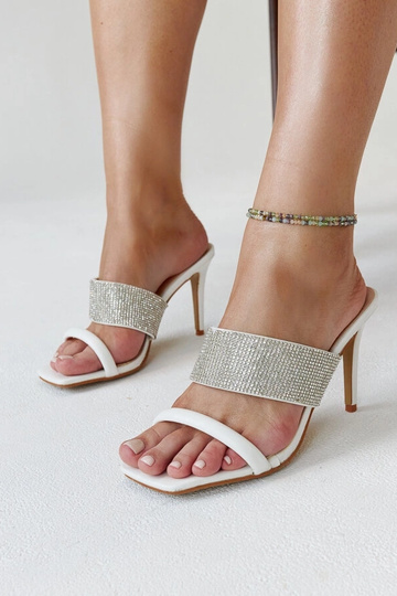 Mules blancos de tacón alto decorados con circonitas Adiam
