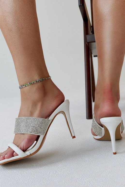 Mules blancos de tacón alto decorados...