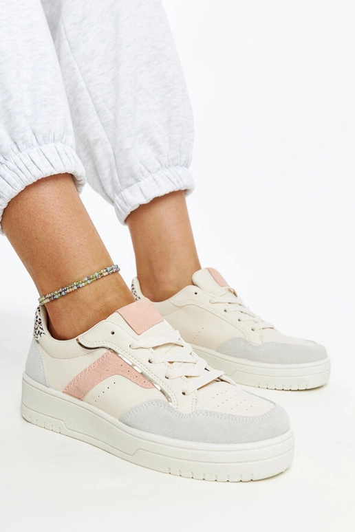 Zapatillas blancas sobre plataforma...