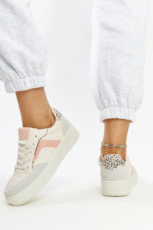 Zapatillas blancas sobre plataforma...