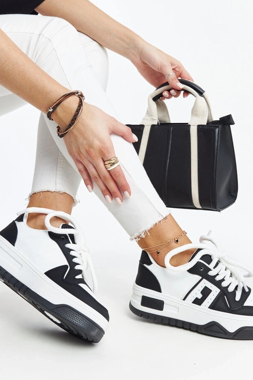 Zapatillas blancas y negras con suela...