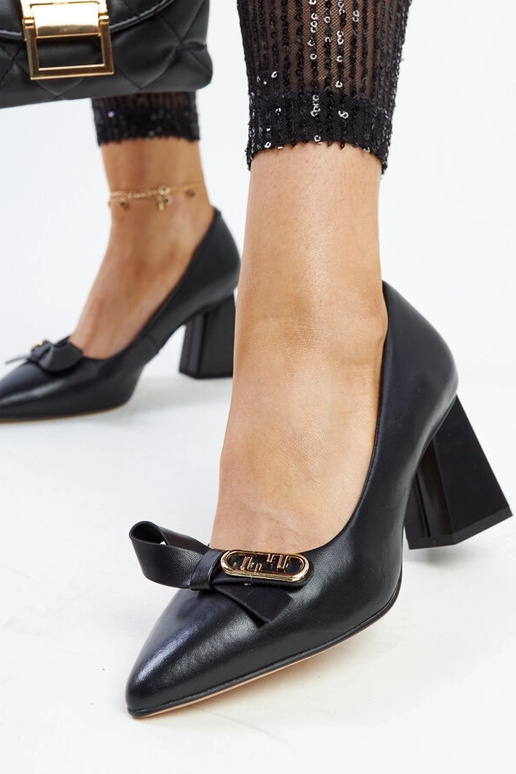 Zapatos de tacón negros de cuero...