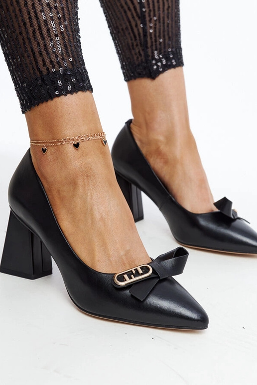 Zapatos de tacón negros de cuero...