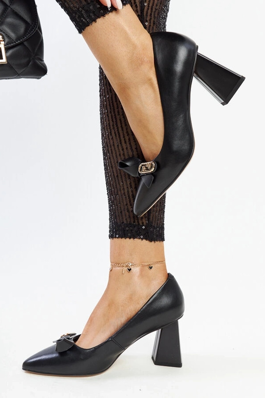 Zapatos de tacón negros de cuero...