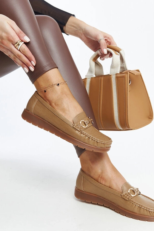 Mocasines con hebilla en beige oscuro...