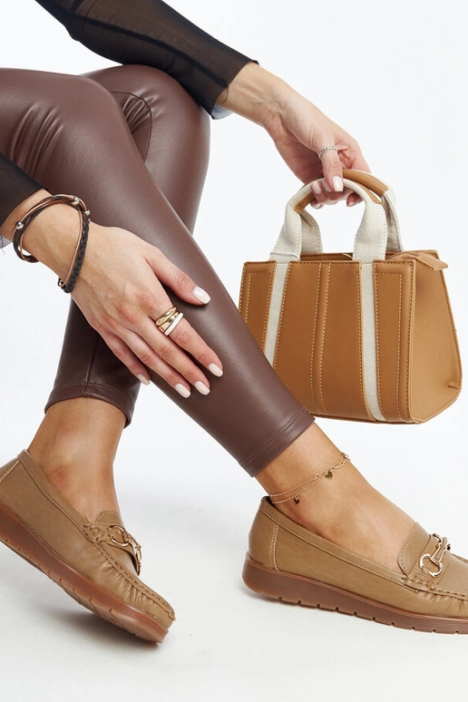 Mocasines con hebilla en beige oscuro...