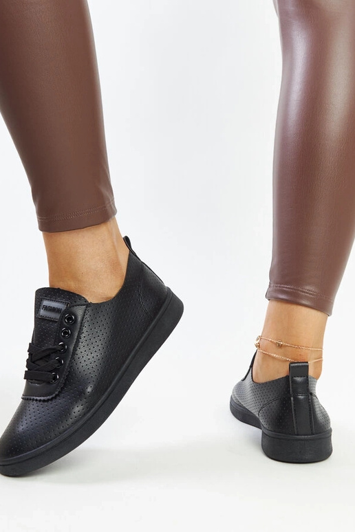 Zapatillas negras de piel ecológica...