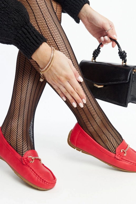 Mocasines rojos con hebilla...