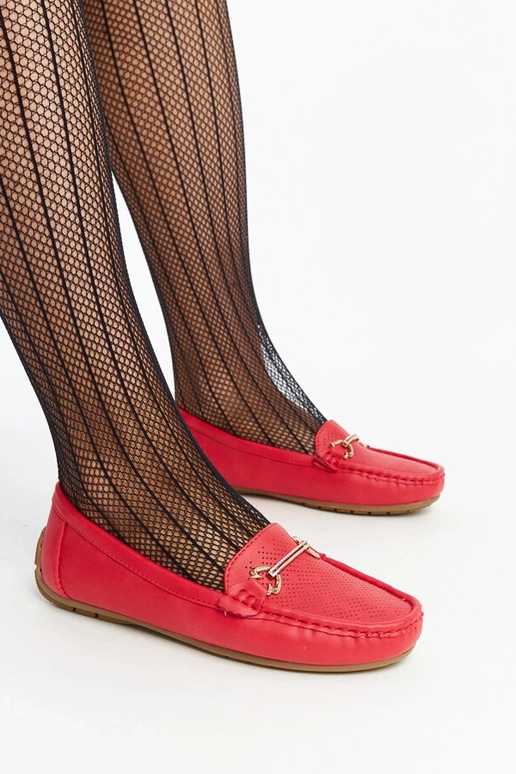 Mocasines rojos con hebilla...