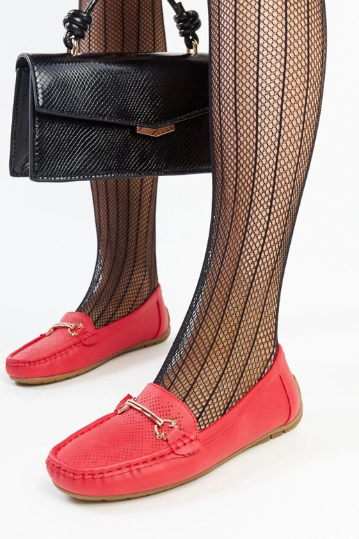 Mocasines rojos con hebilla...