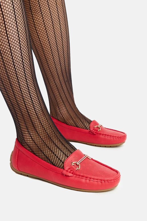 Mocasines rojos con hebilla...