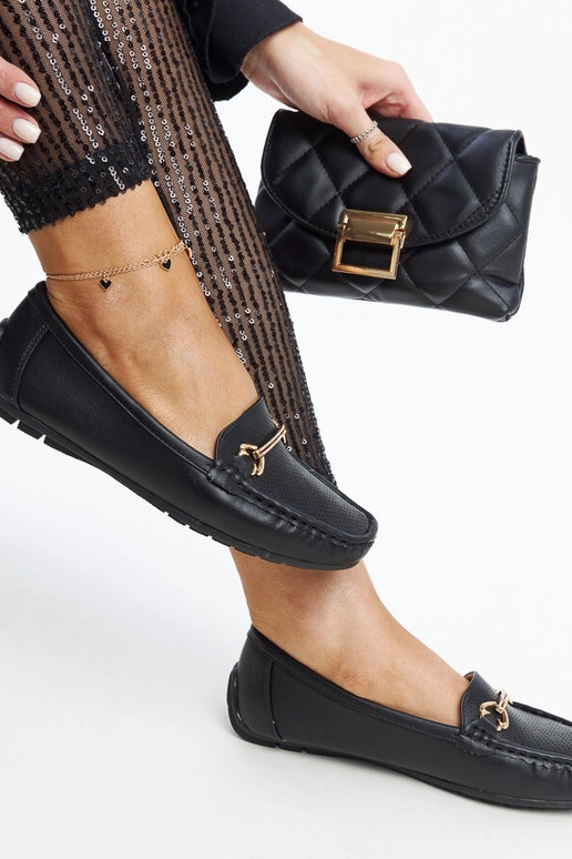 Mocasines negros con hebilla...