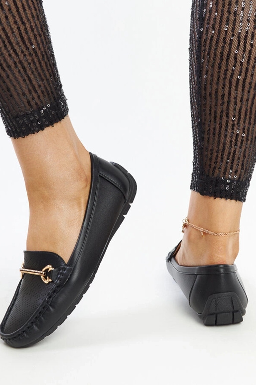 Mocasines negros con hebilla...