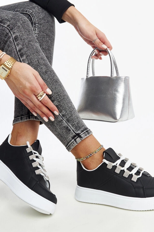 Zapatillas negras con suela gruesa...