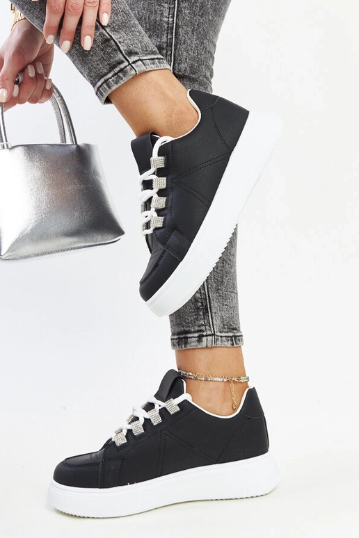 Zapatillas negras con suela gruesa...