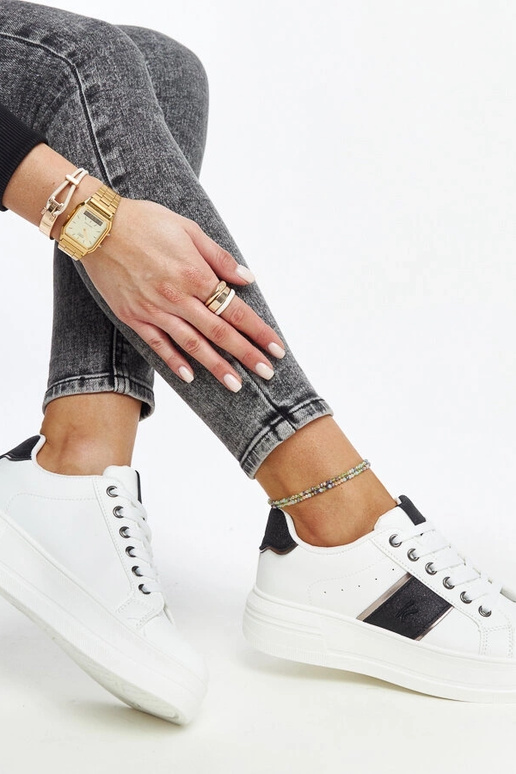 Zapatillas blanco y negro con suela...