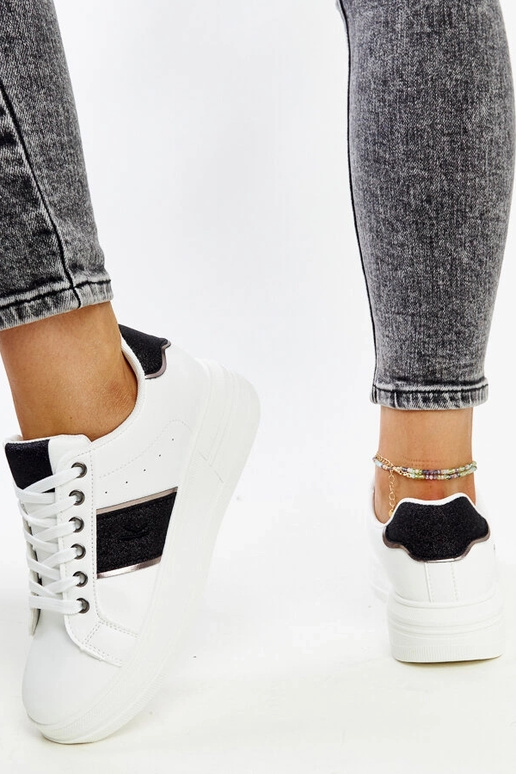 Zapatillas blanco y negro con suela...