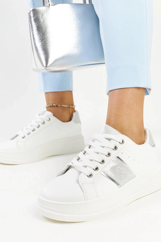 Zapatillas blancas y plateadas con...
