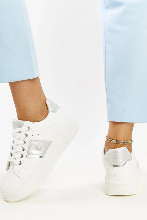 Zapatillas blancas y plateadas con...