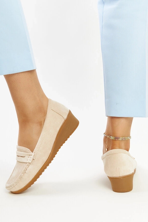 Mocasines de cuña de ante beige claro...