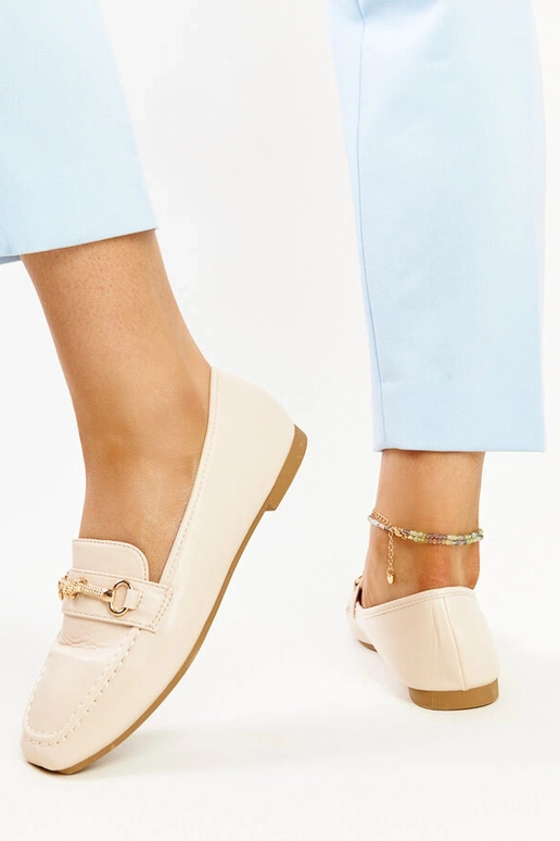 Mocasines decorativos en beige claro...