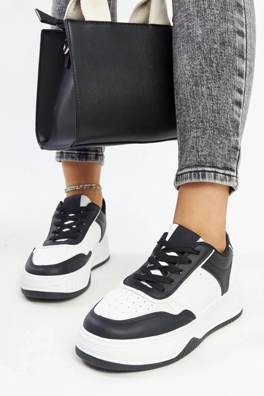 Zapatillas blancas y negras con suela...