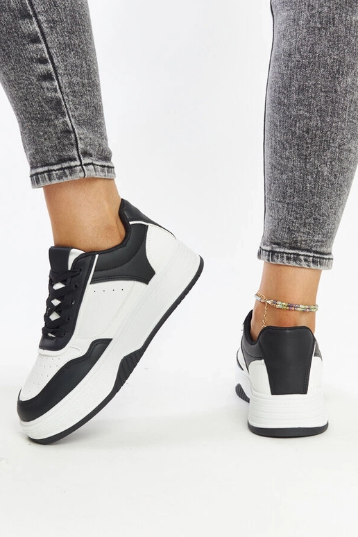 Zapatillas blancas y negras con suela...