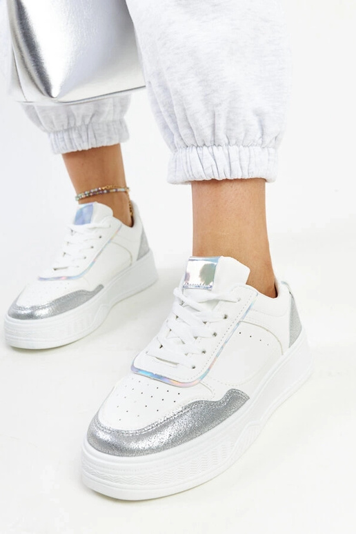 Zapatillas blancas y plateadas con...