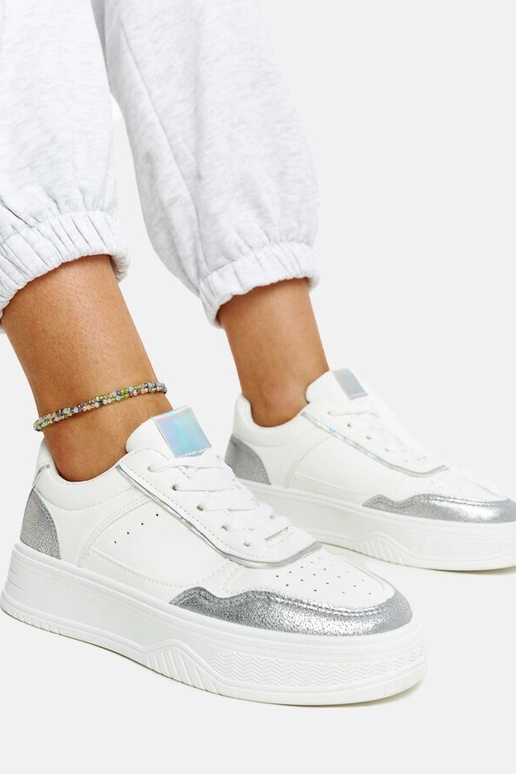 Zapatillas blancas y plateadas con...
