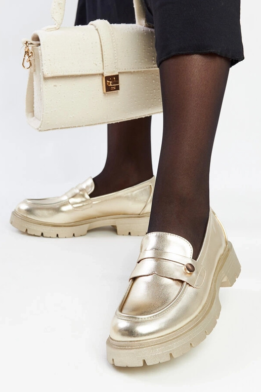 Mocasines dorados de cuero sintético...