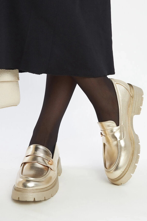 Mocasines dorados de cuero sintético...