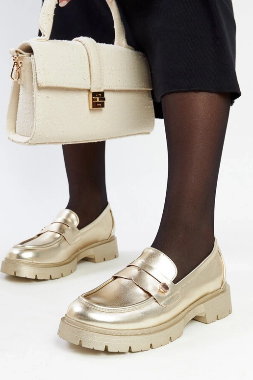 Mocasines dorados de cuero sintético...