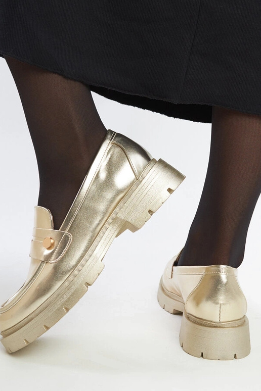 Mocasines dorados de cuero sintético...