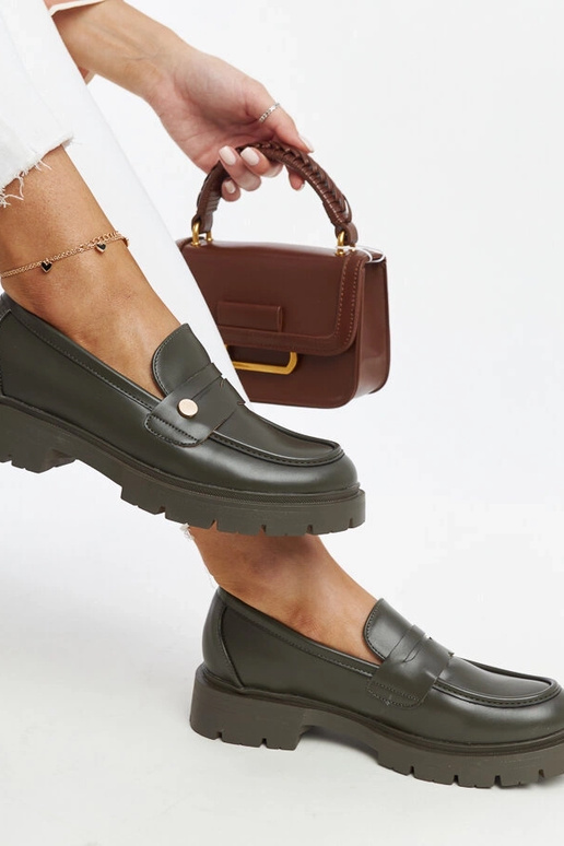 Zapatos verdes oscuros de cuero...