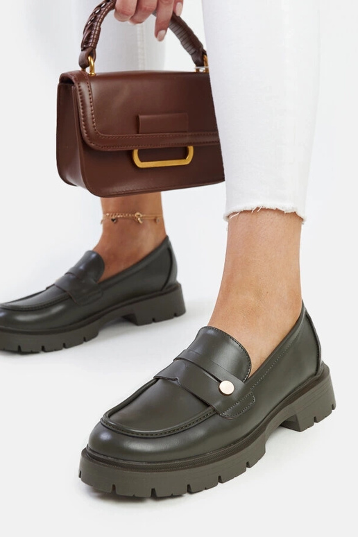 Zapatos verdes oscuros de cuero...