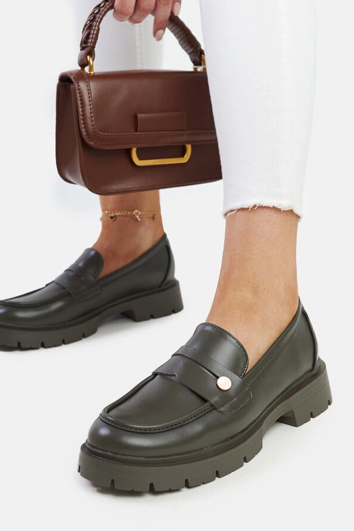 Zapatos verdes oscuros de cuero...