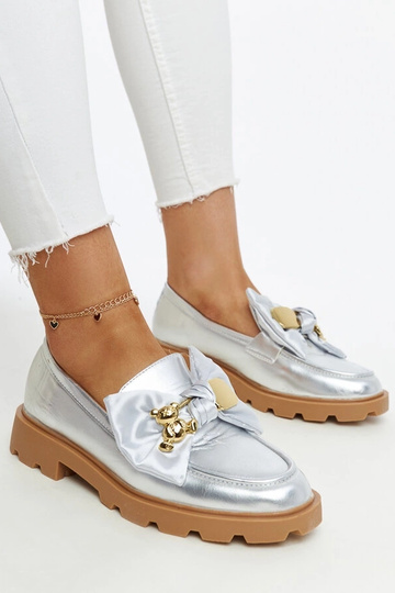 Mocasines plateados con imperdible decorativo Bogumila