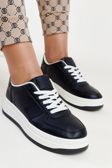 Zapatillas negras con plataforma Cvita