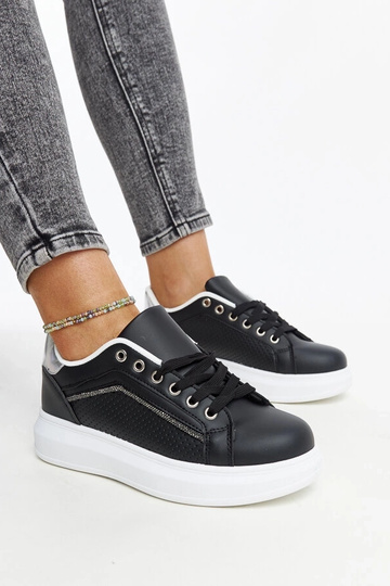 Zapatillas negras con pedrería decorativa Perica