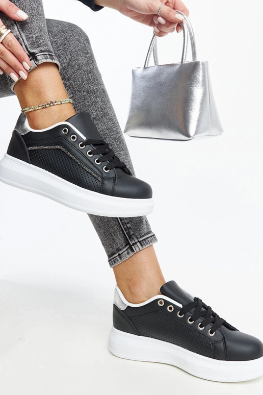 Zapatillas negras con pedrería...