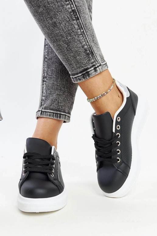 Zapatillas negras con pedrería...